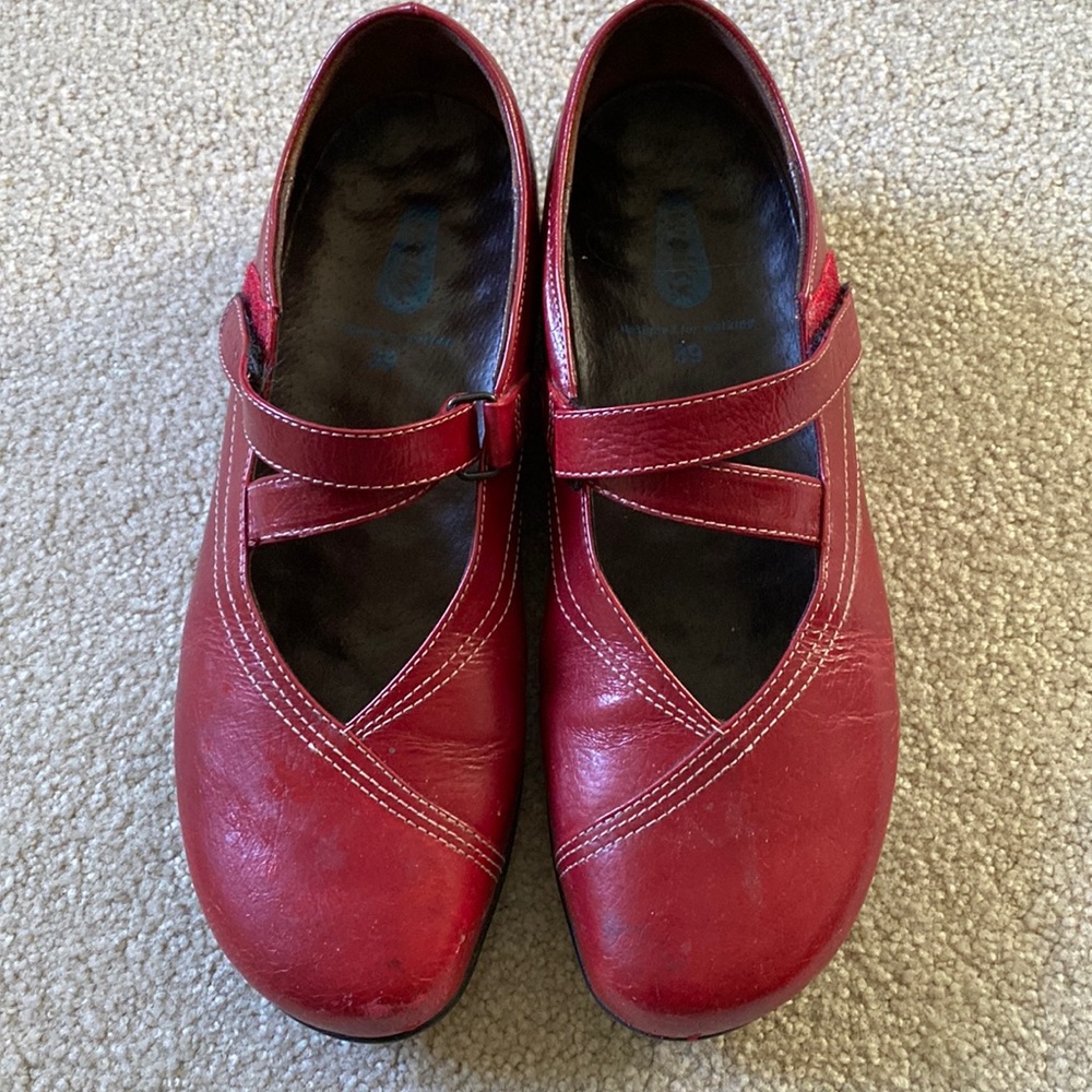 Walking leather shoes with adjustable velcro closure